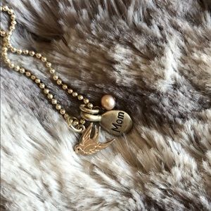 Sweet mom necklace with pink pearl and dove